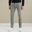 Het model is 189 cm en draagt 32/32
