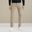 Het model is 189 cm en draagt 32/32