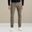 Het model is 189 cm en draagt 32/32