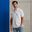 Het model is 187 cm en draagt L