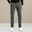 Het model is 189 cm en draagt 32/32