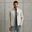 Het model is 191 cm en draagt L