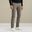 Het model is 189 cm en draagt 32/32