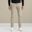 Het model is 189 cm en draagt 32/32