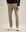 Das Model is 189 cm und trägt Größe 32/32