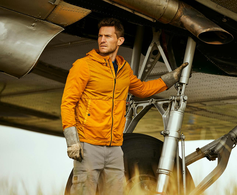 man met gele PME Legend zomerjas en groene cargo broek