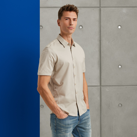 Shirt with short sleeves