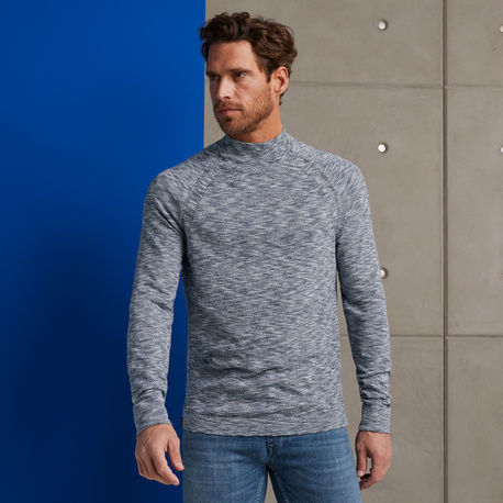 Pullover with raglan sleeves