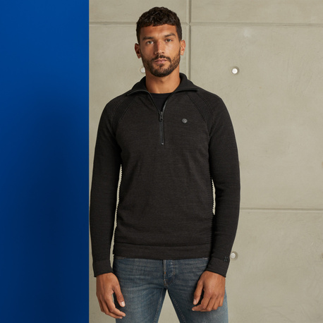 Pullover with raglan sleeves
