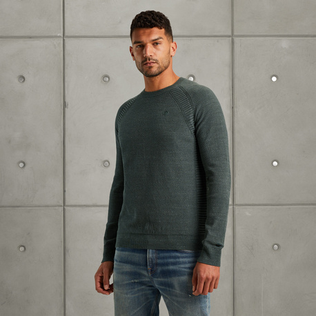 Pullover with raglan sleeves