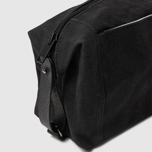VGTOILBAG-000_model_2.jpg