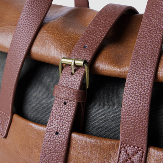 VGROLLTOPBAG-000_model_3.jpg