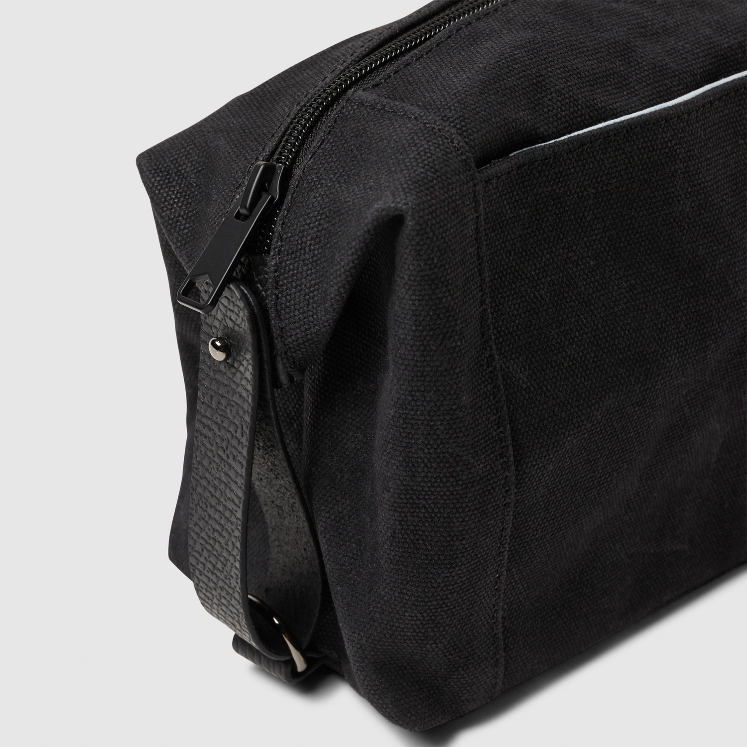 VGTOILBAG-000_model_2.jpg