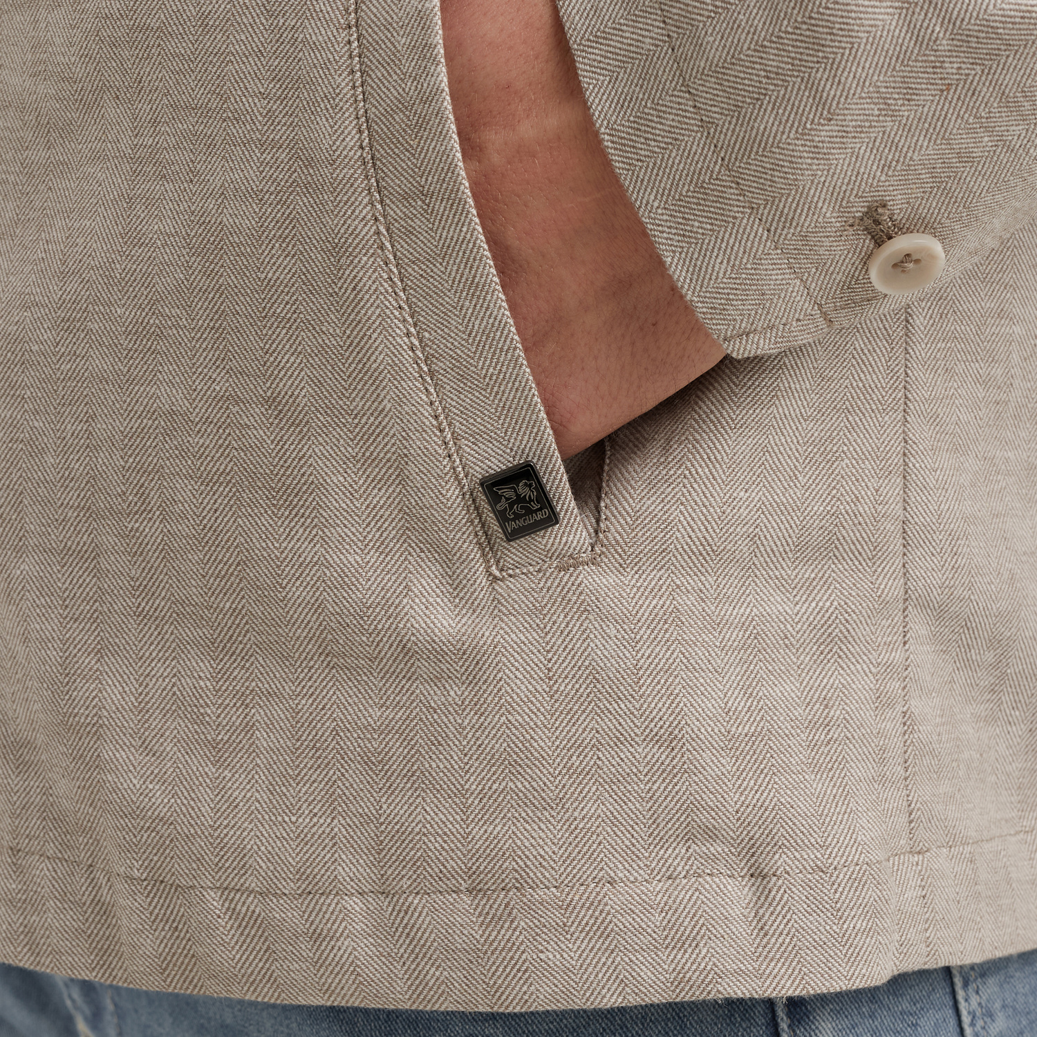 VBL2504190-8265_model_5.jpg