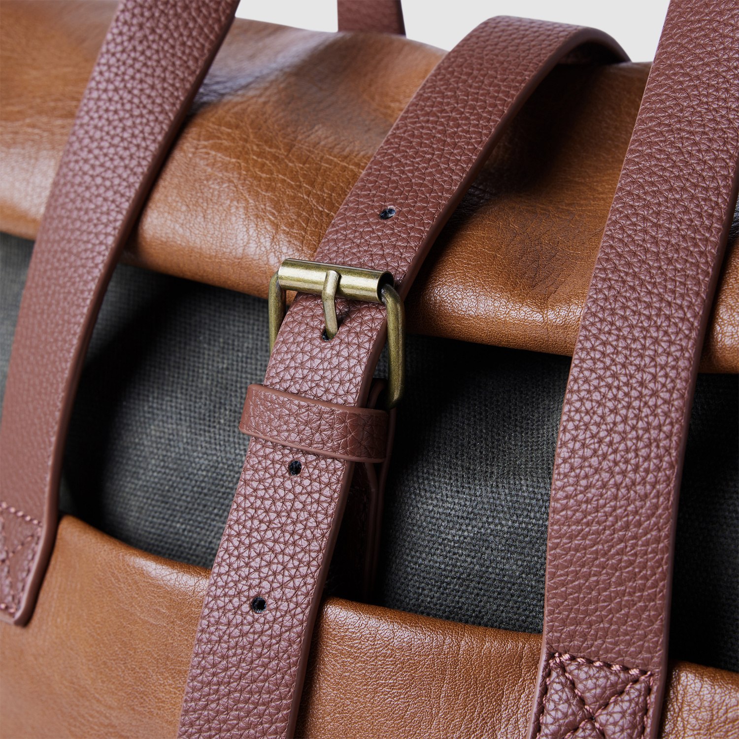 VGROLLTOPBAG-000_model_3.jpg