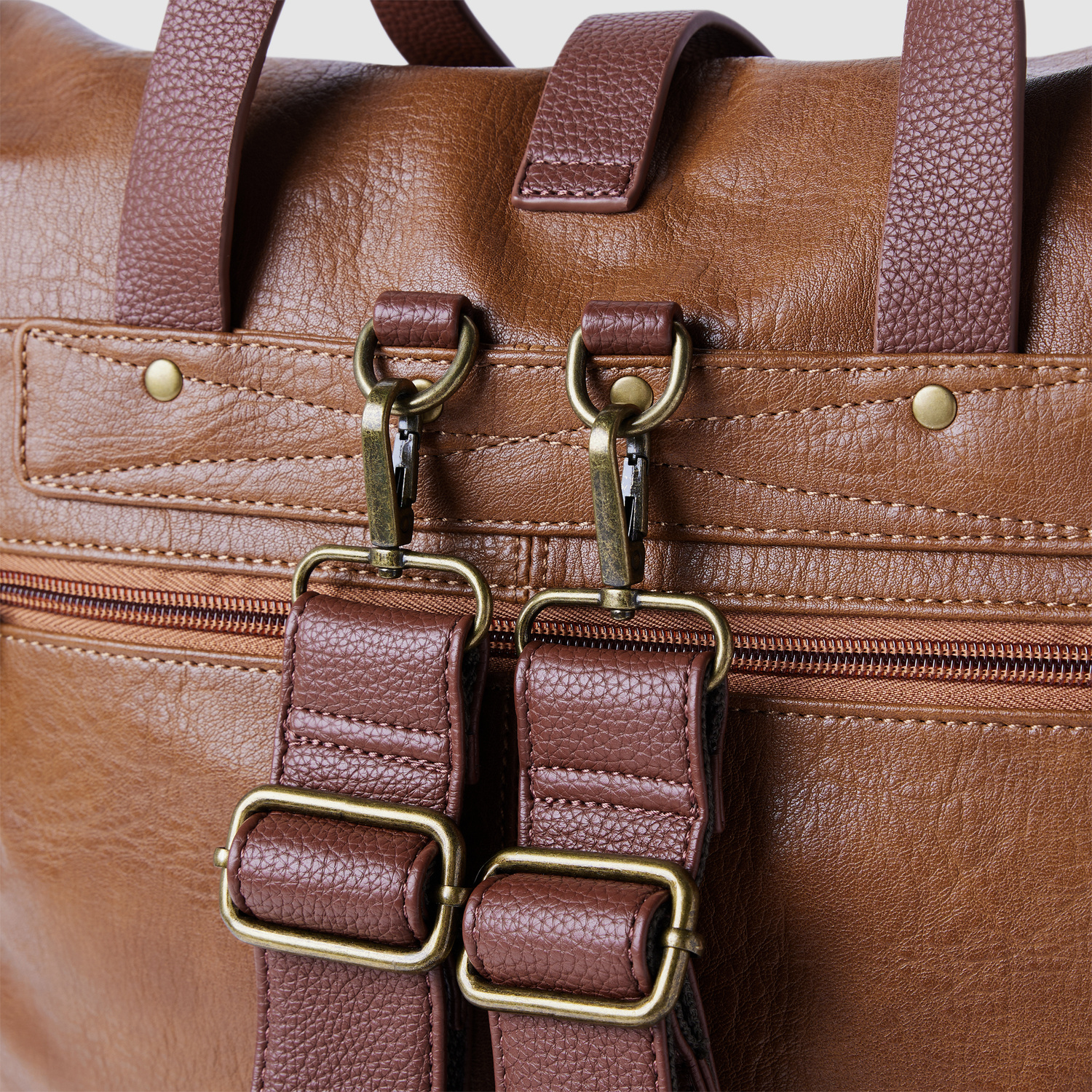 VGROLLTOPBAG-000_model_4.jpg