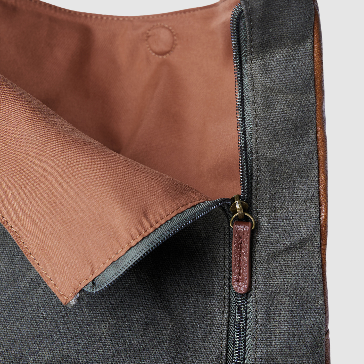 VGROLLTOPBAG-000_model_7.jpg